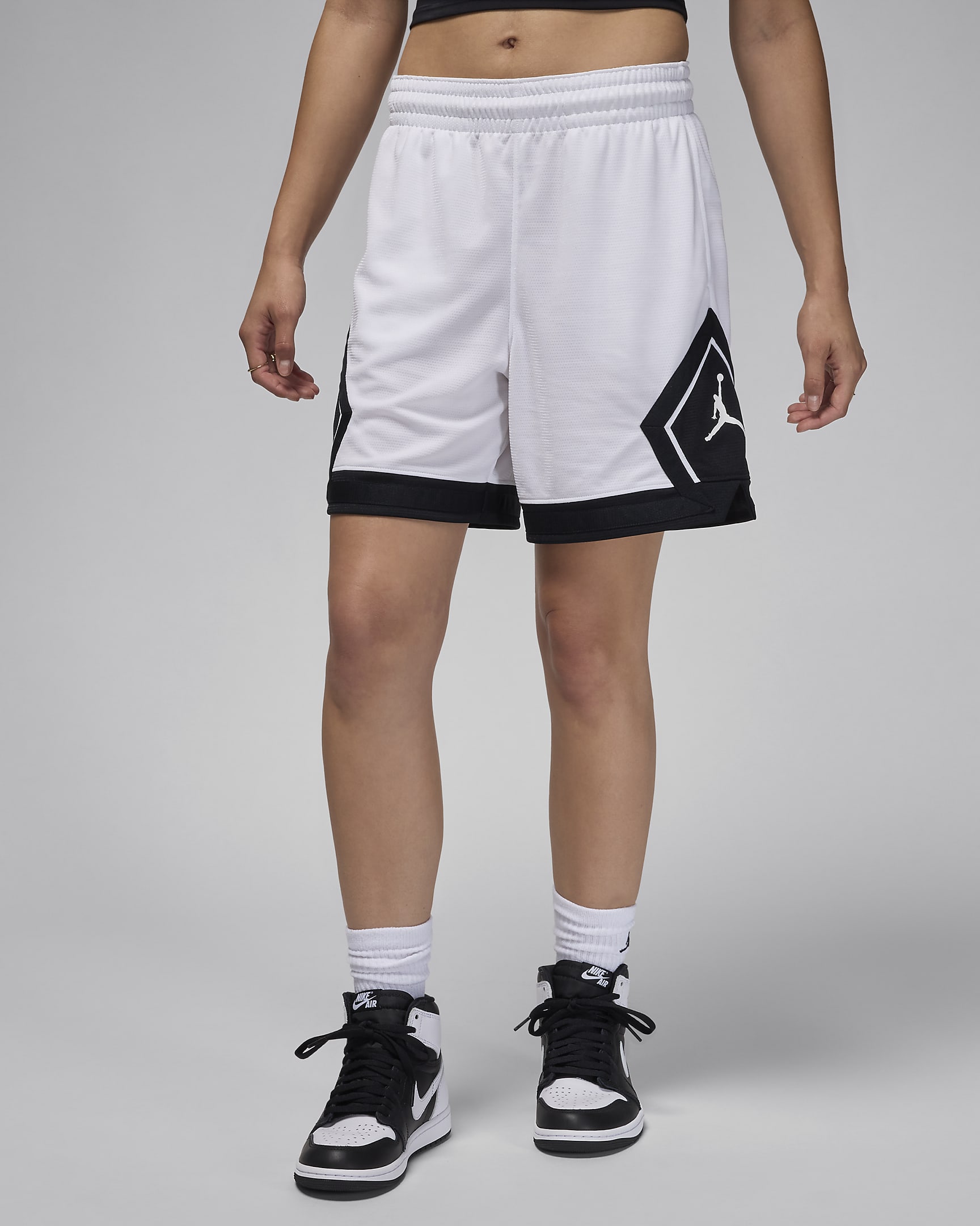 Шорти жіночі Nike Diamond Shorts (FB4588-101) — фото 3