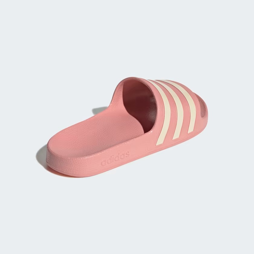 Легкі шльопанці Adilette Aqua від Adidas з фірмовими смужками 39 — фото 4