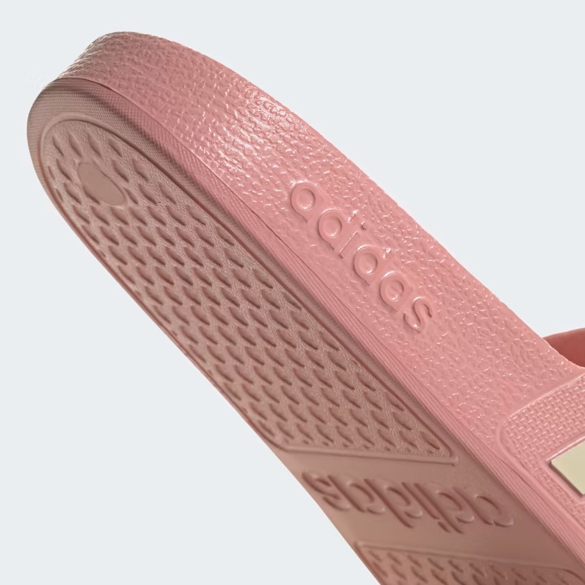 Легкі шльопанці Adilette Aqua від Adidas з фірмовими смужками 39 — фото 8