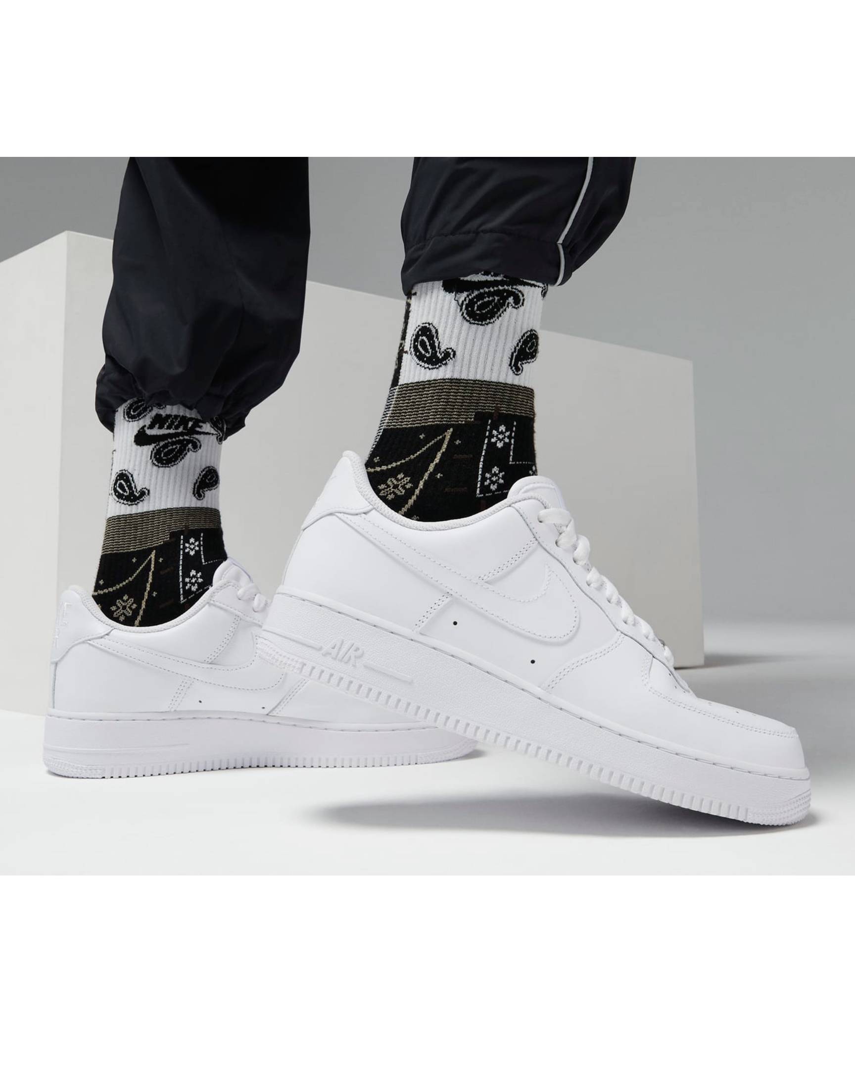 Стильні кросівки Nike Air Force 1 '07 40 — фото 12