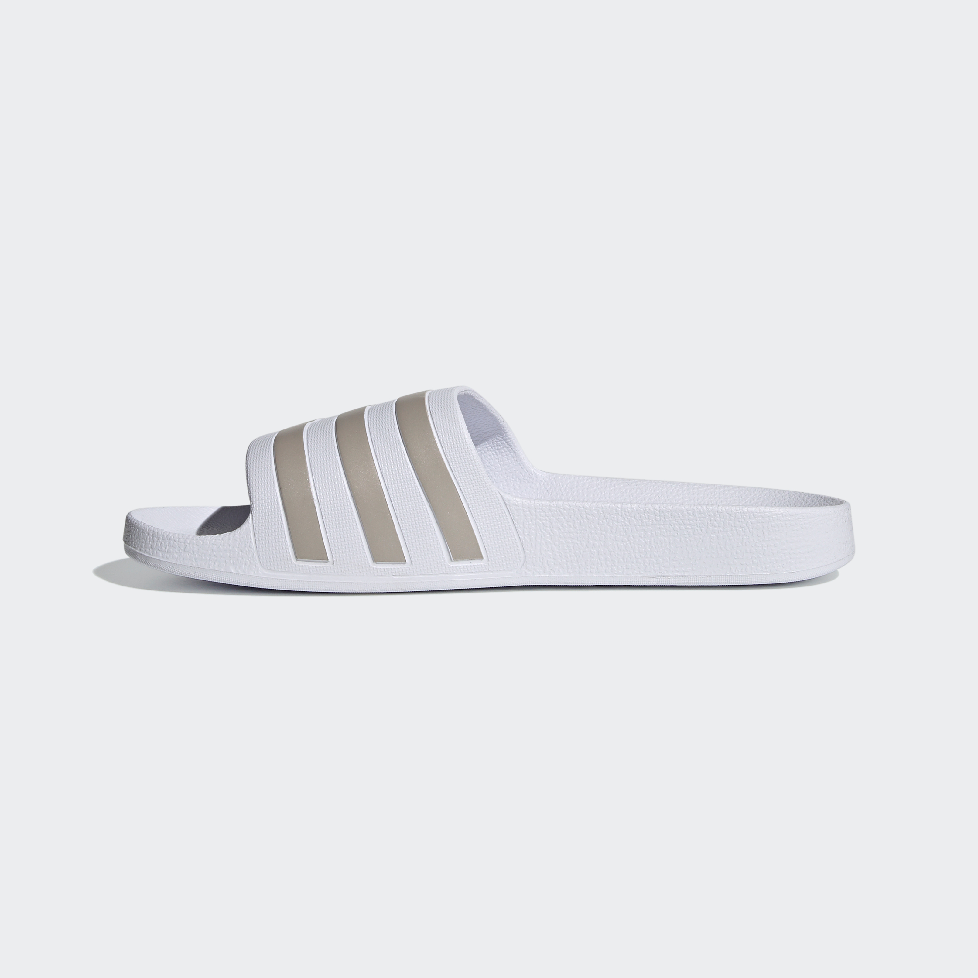 Легкі шльопанці Adilette Aqua від Adidas з фірмовими смужками 47 — фото 3