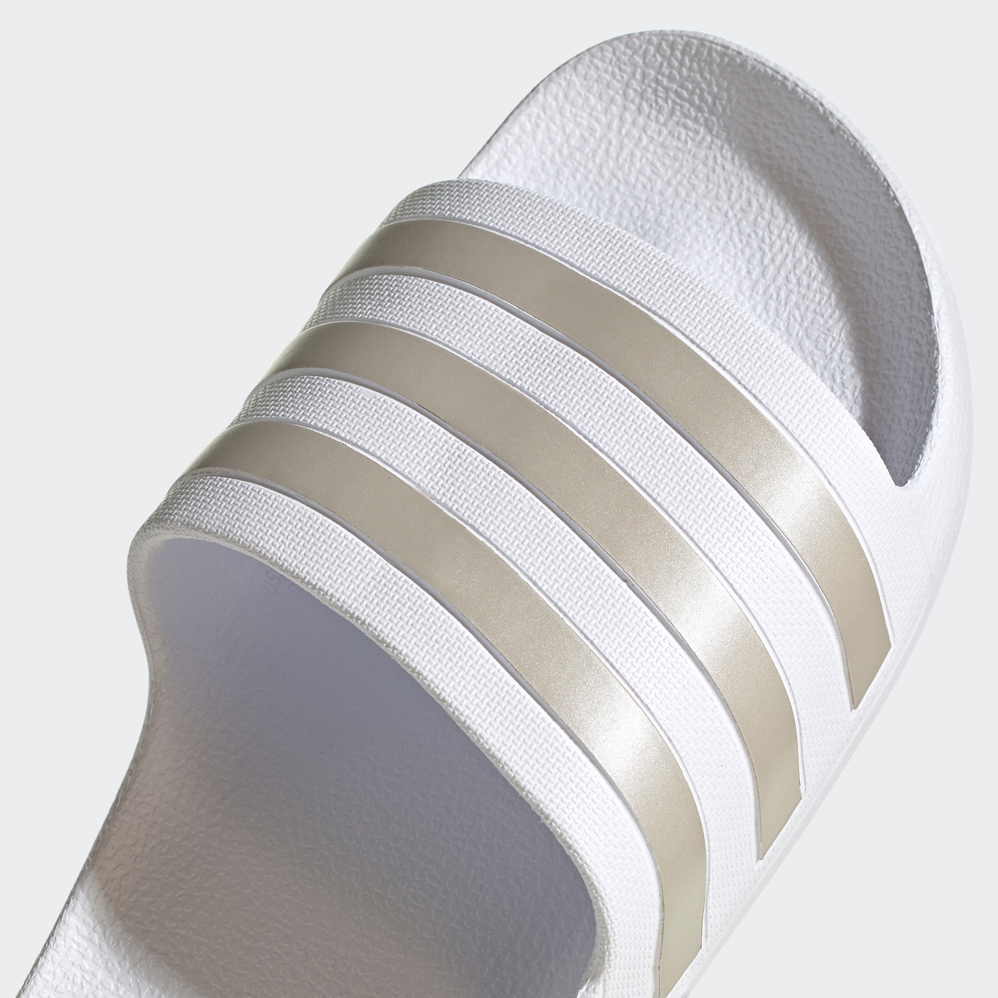 Легкі шльопанці Adilette Aqua від Adidas з фірмовими смужками 47 — фото 7