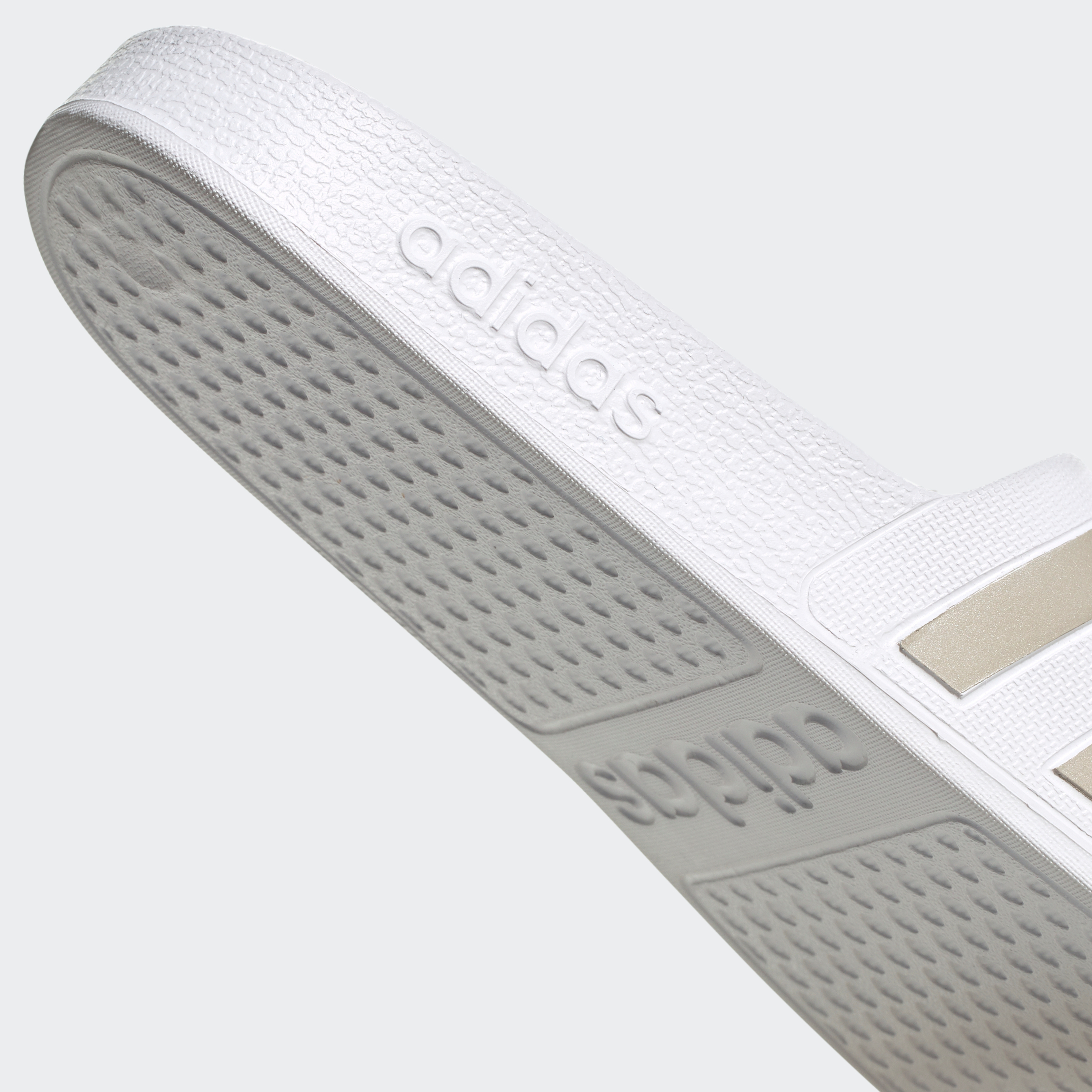 Легкі шльопанці Adilette Aqua від Adidas з фірмовими смужками 47 — фото 8