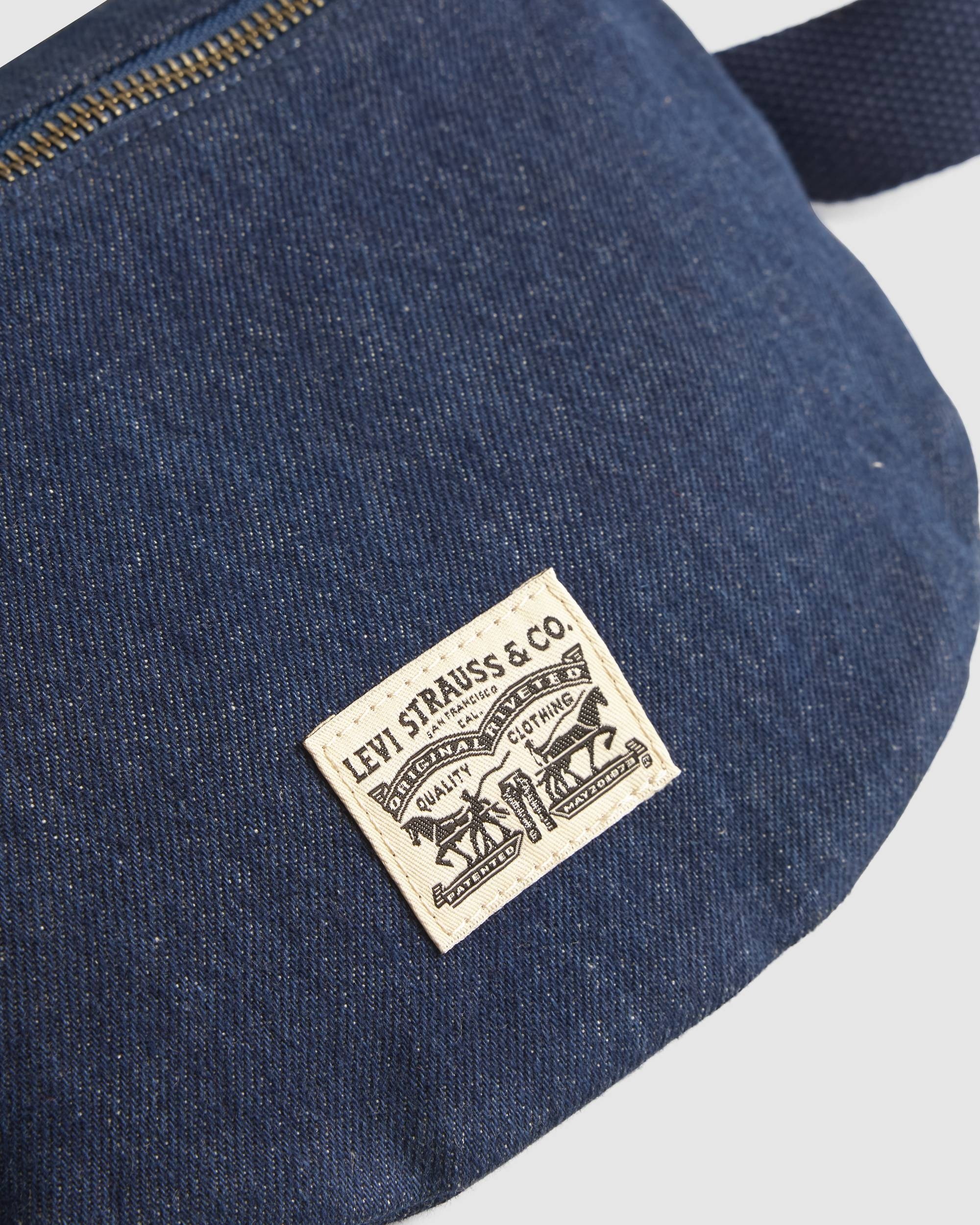Джинсова поясна сумка Levi's бананка слінг 1159857207 Синій — фото 4