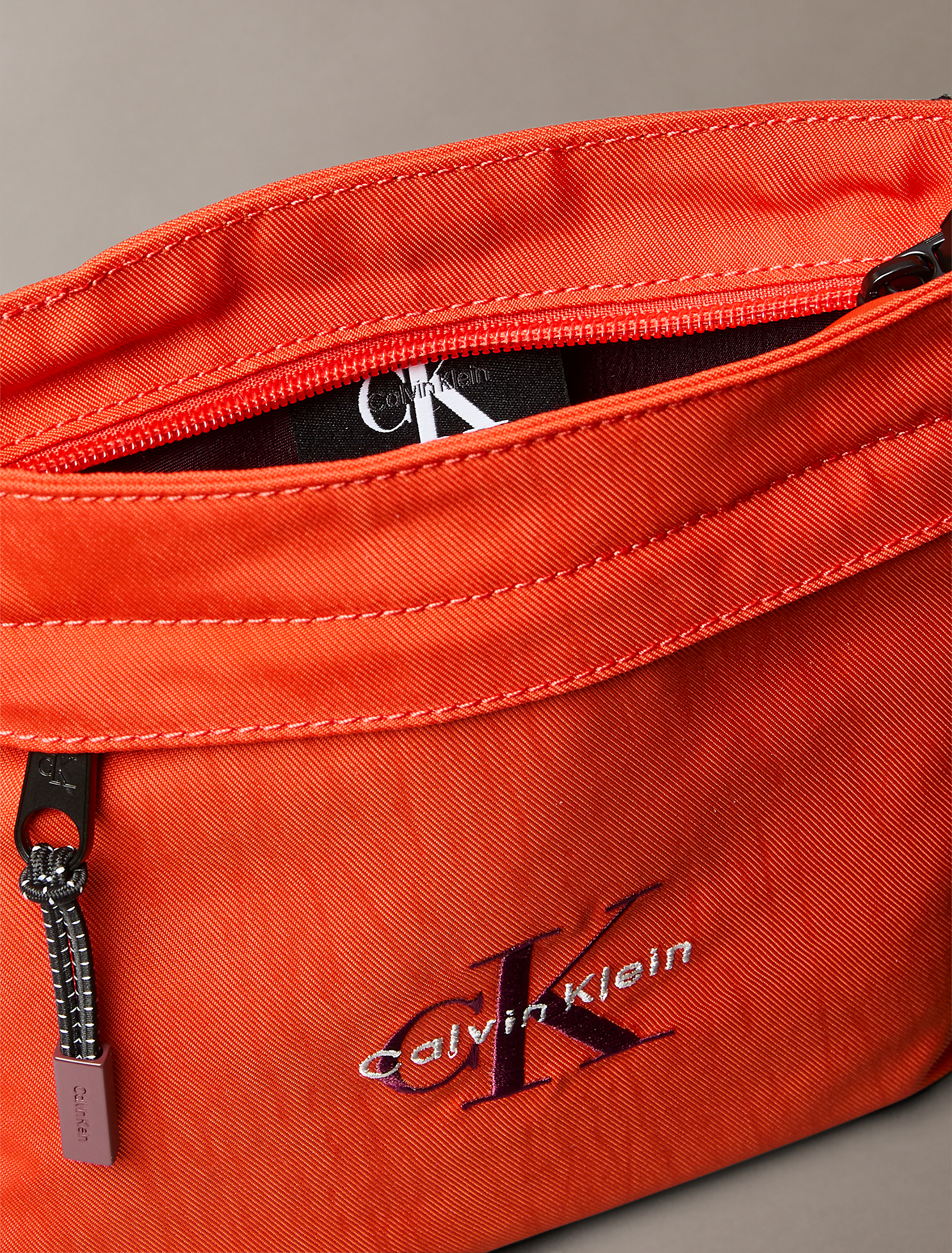 Сумка через плече від Calvin Klein з логотипом 1159858261 Червоний — фото 3