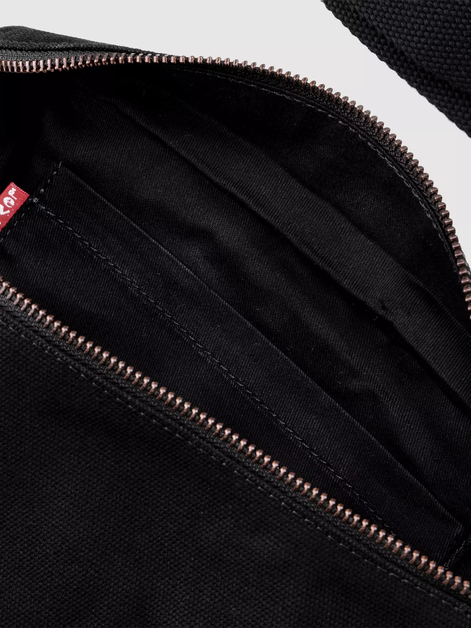 Поясна сумка Levi's бананка слінг 1159858886 Чорний — фото 3