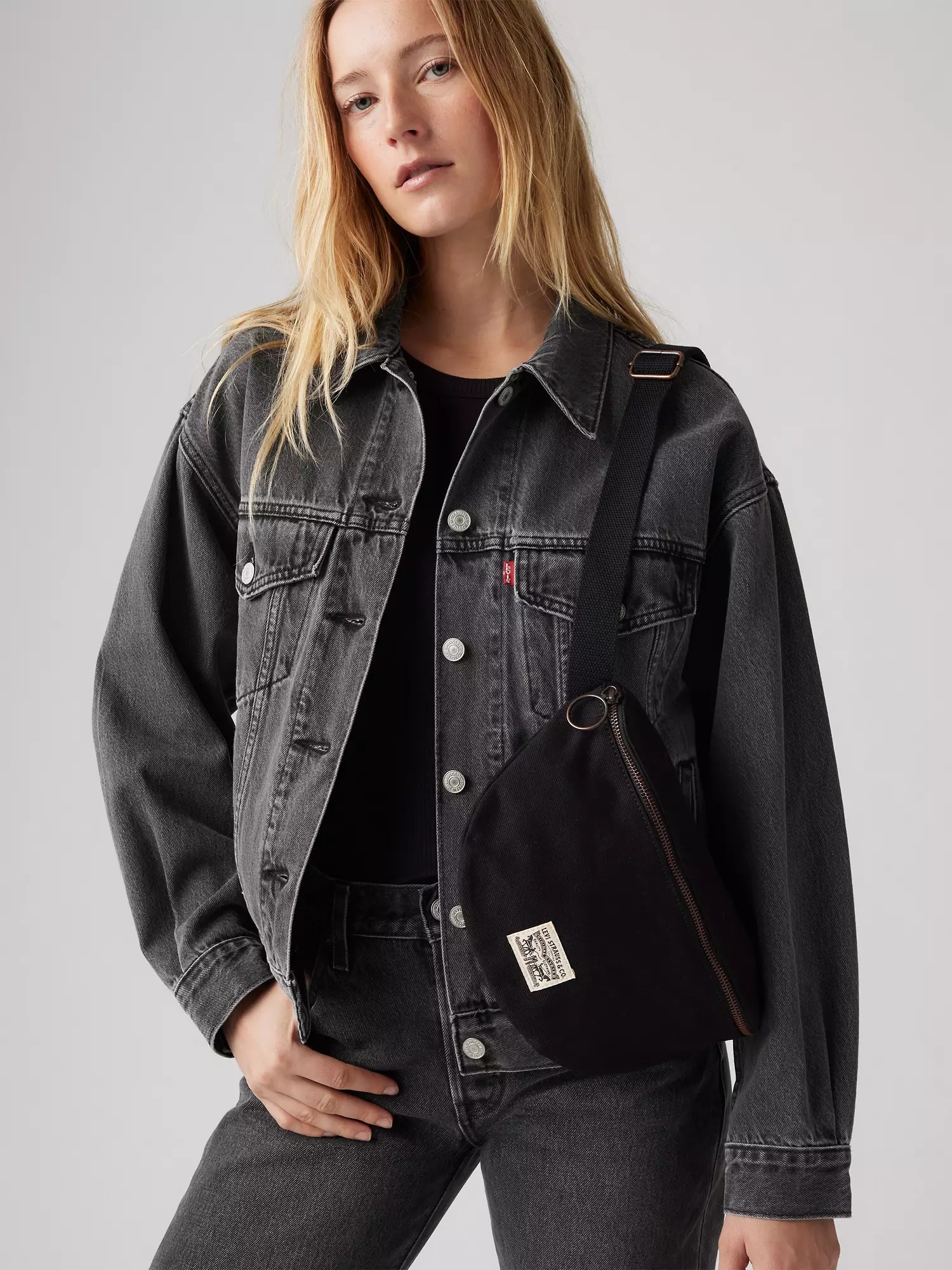 Поясна сумка Levi's бананка слінг 1159858886 Чорний — фото 5