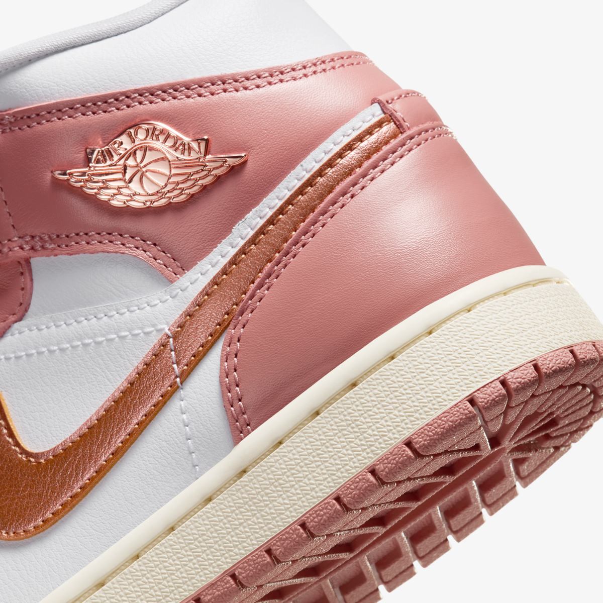 Жіночі кросівки W Air Jordan 1 Mid Se Red Stardust FB9892-670, 38.5 — фото 9