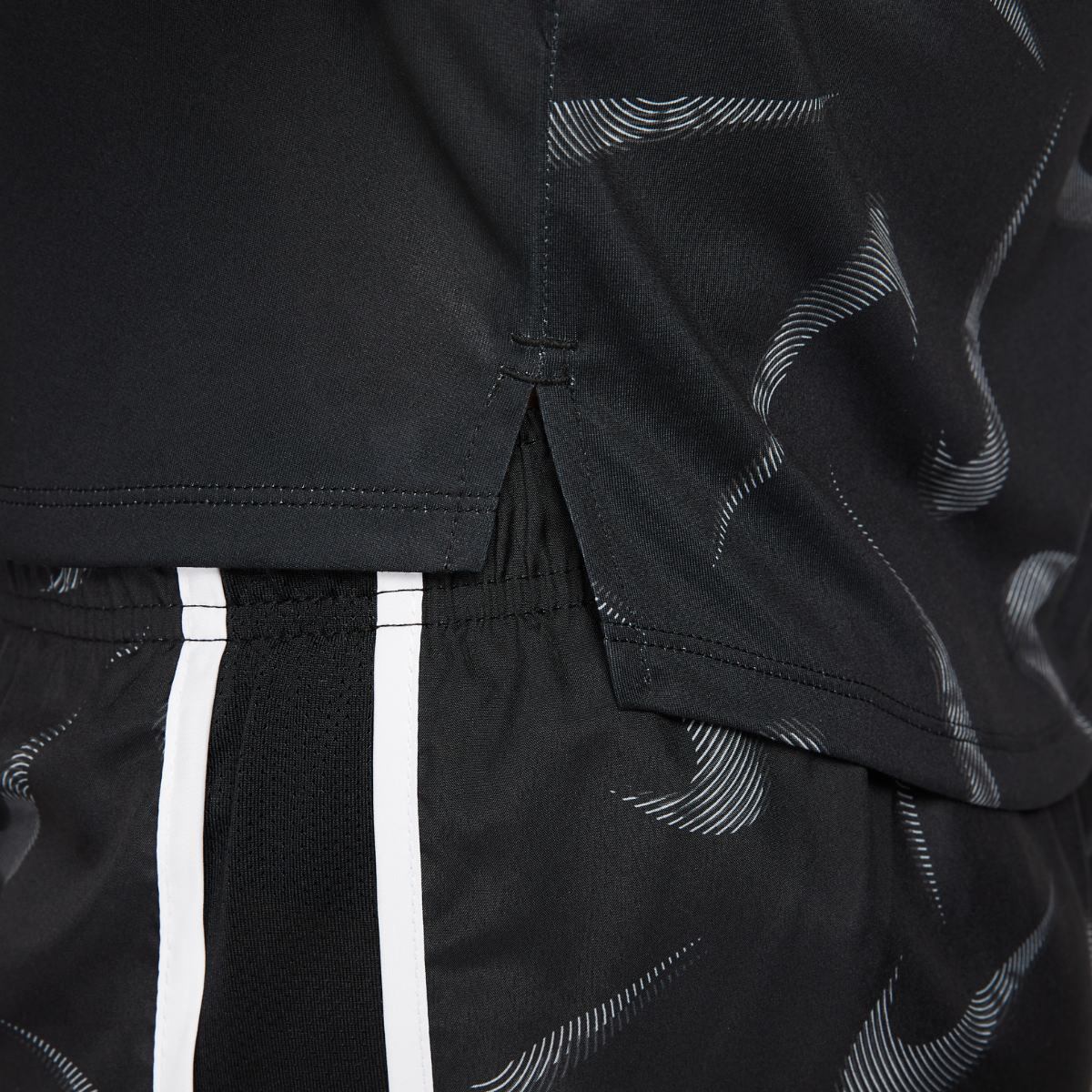 Жіноча футболка Nike W Dri-Fit Swoosh Aop Ss Crop FB4681-010, M — фото 5