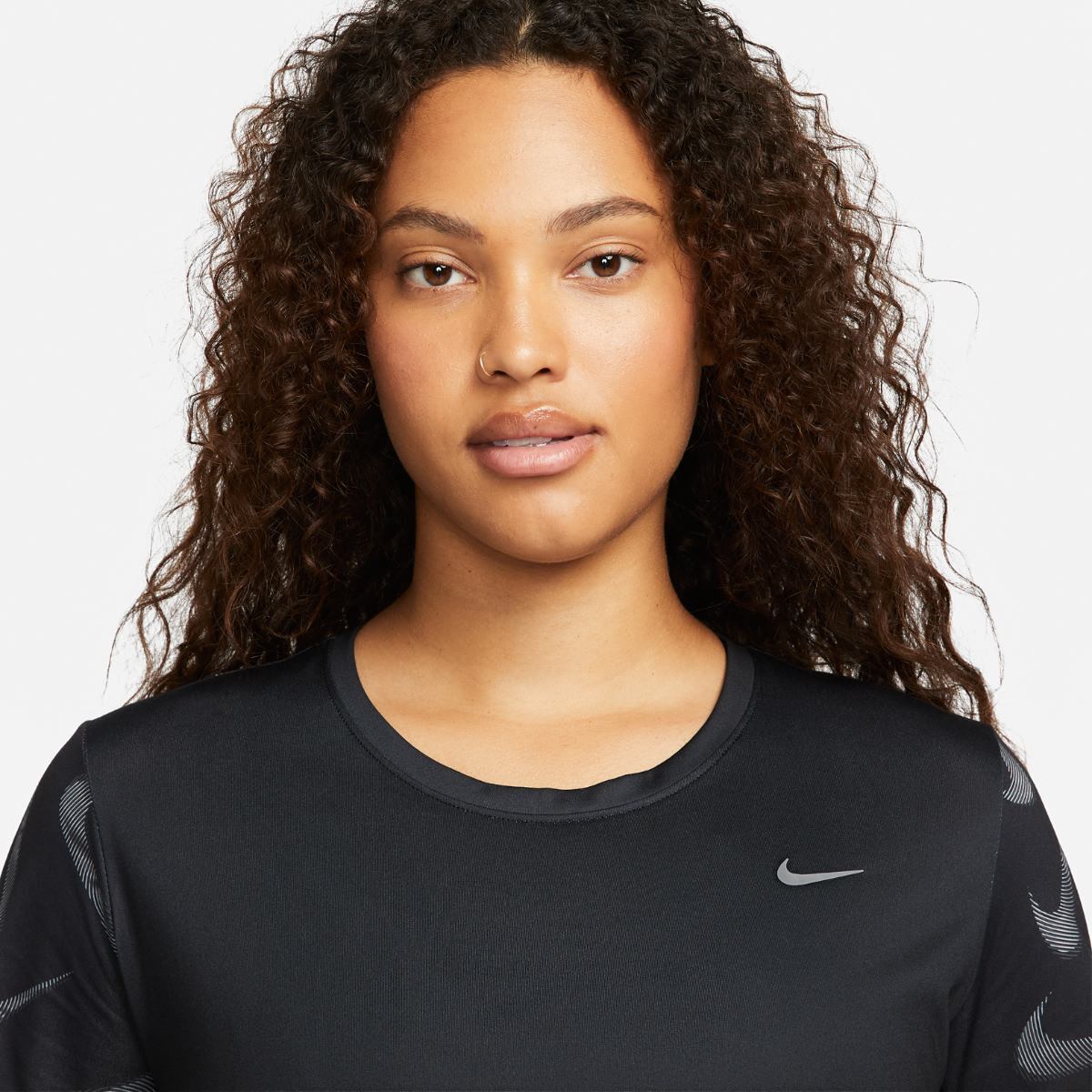 Жіноча футболка Nike W Dri-Fit Swoosh Aop Ss Crop FB4681-010, M — фото 4
