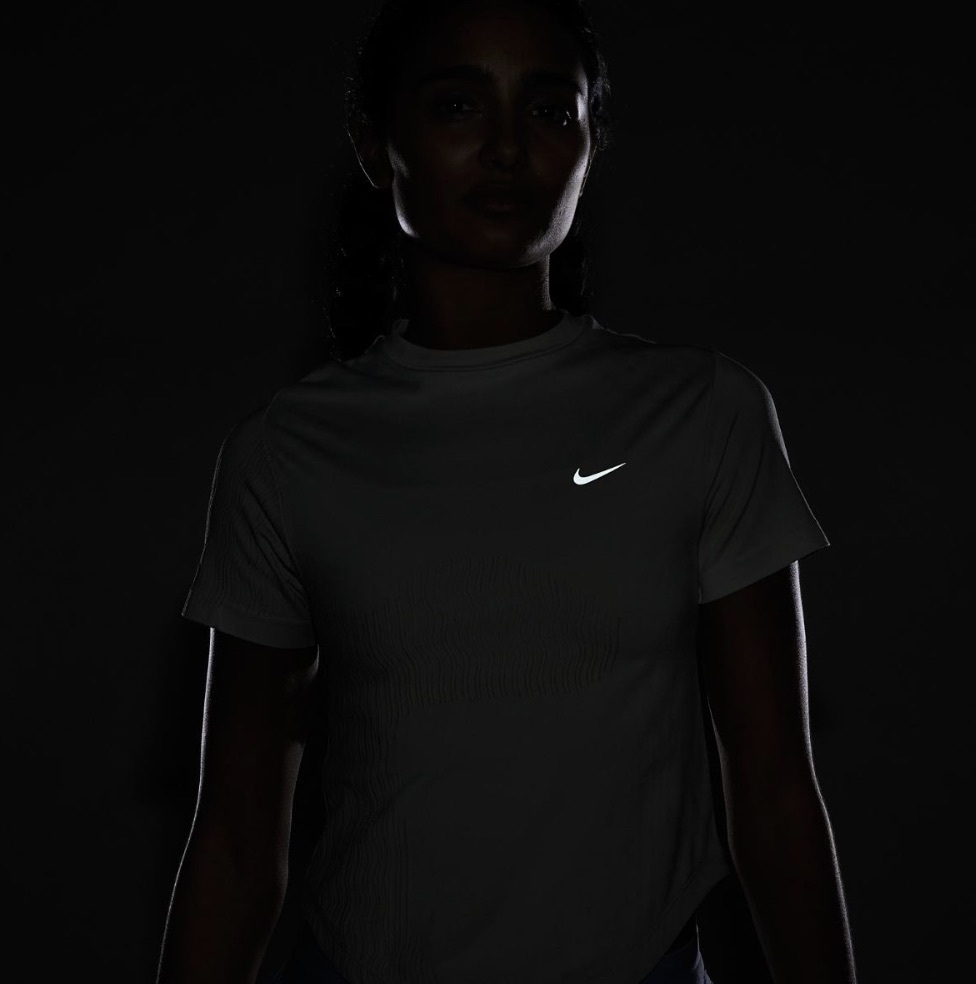 Жіноча футболка NIKE W RN DVN Dri-FITADV ENG SS TP FN2581-394, S — фото 8