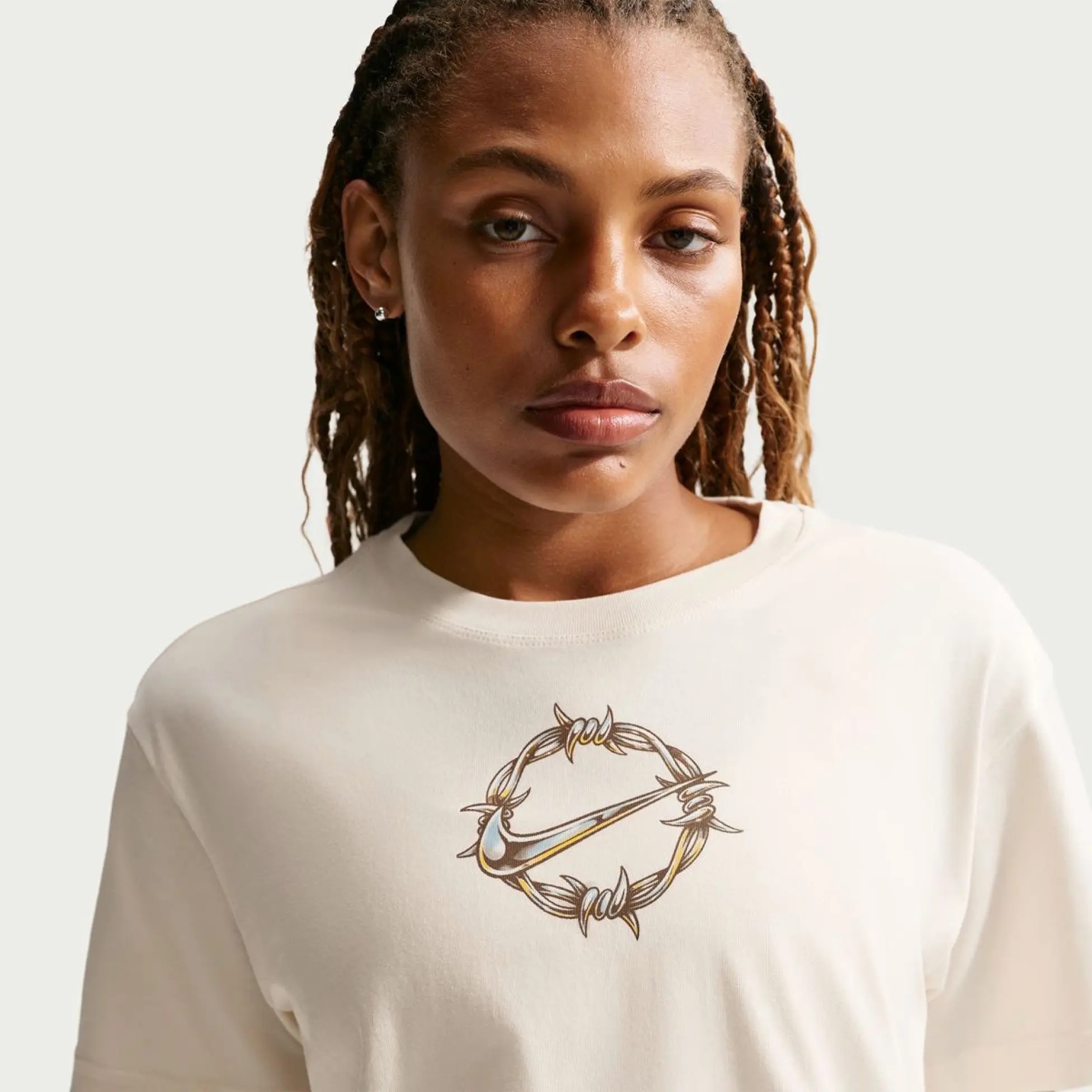 Жіноча футболка NIKE W NSW CLASSIC SS TEE BRB CHRME IH7702-103 — фото 1