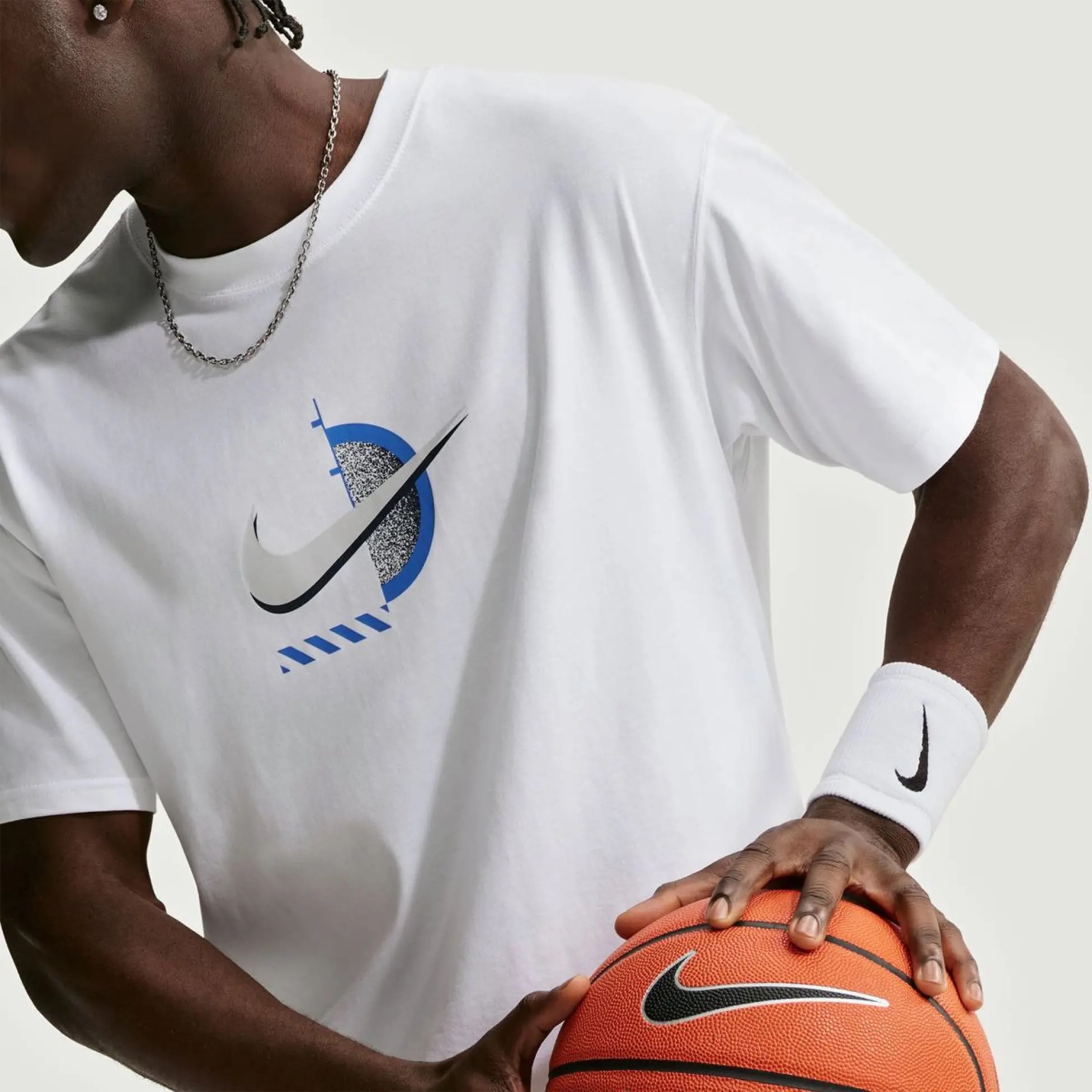 Футболка чоловіча NIKE SPORTSWEAR CLUB II0672-100 — фото 4
