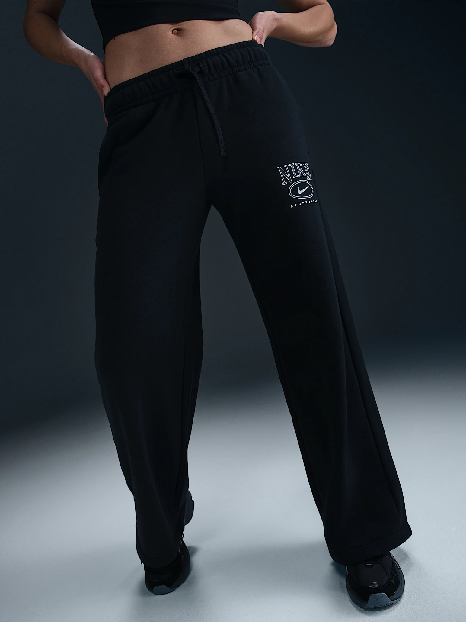 Брюки жіночі Nike Sportswear Club Fleece Mid-Rise Wide-Leg Graphic Pants (HJ0869-010) — фото 1