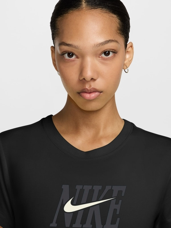 Футболка жіноча Nike Short-Sleeve Slim T-Shirt (IB2444-010) — фото 4