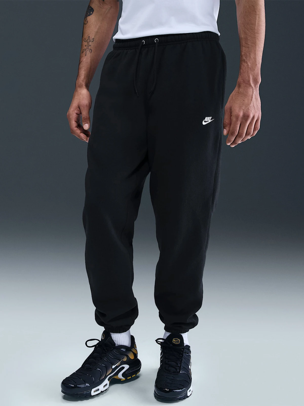 Брюки чоловічі Nike Club Cuffed Brushed Fleece (FN3808-010) — фото 1