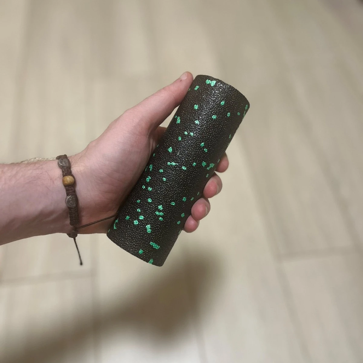 Масажний ролик (роллер) гладкий PowerPlay PP-4346 Mini EPP Foam Roller Чорно/Зелений (15x5,3см.) — фото 6