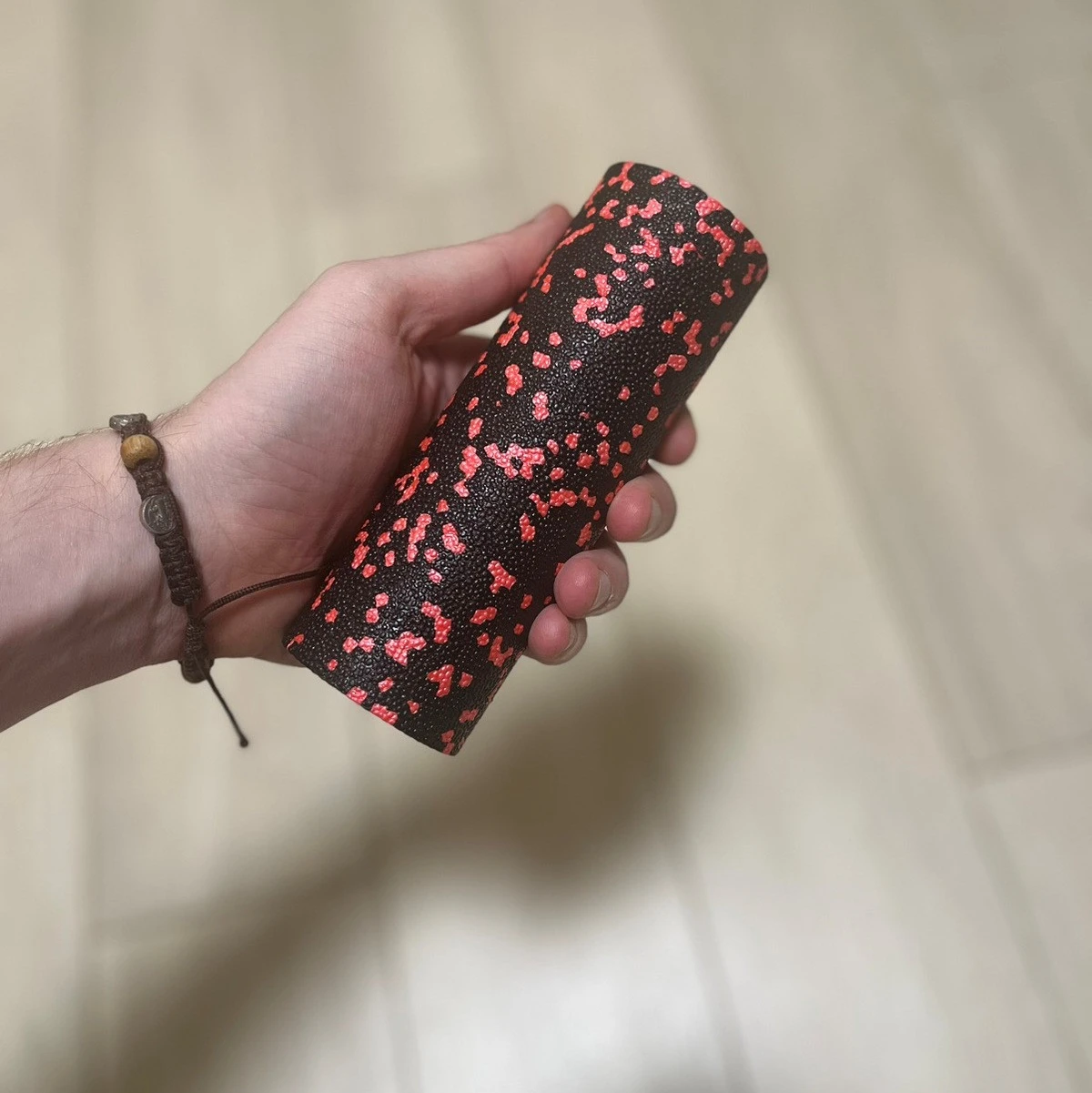 Масажний ролик (роллер) гладкий PowerPlay PP-4346 Mini EPP Foam Roller Чорно/Червоний (15x5,3см.) — фото 6
