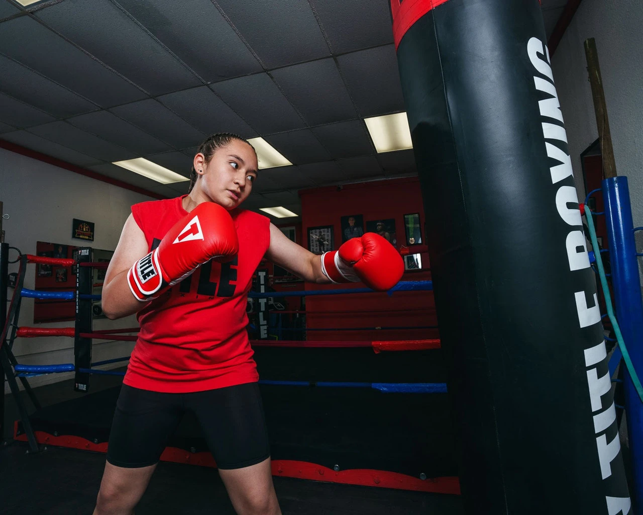 Боксерські рукавиці TITLE Boxing Pro Style Leather Gloves3.0 Red/White 16 oz (бинти 4м. в комплекті) — фото 9