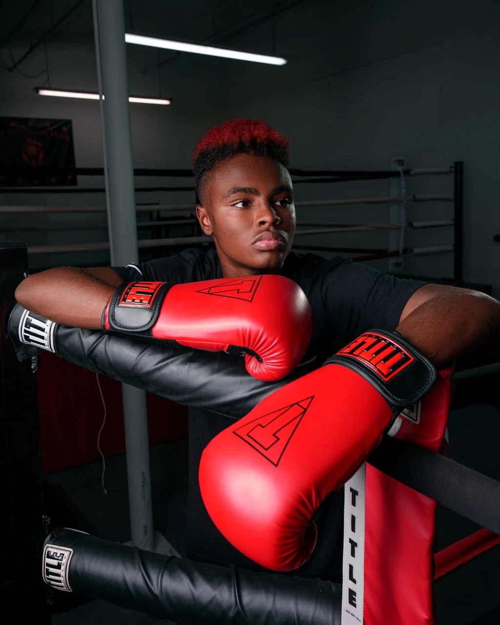 Боксерські рукавиці TITLE Boxing Vegan Gloves Red/Black 16 oz (капа в комплекті) — фото 9