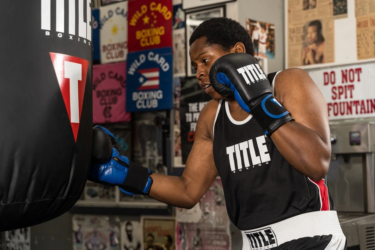Боксерські рукавиці TITLE Boxing Dynamic Strike Black/Blue 12 oz (бинти 4м. у комплекті) — фото 11