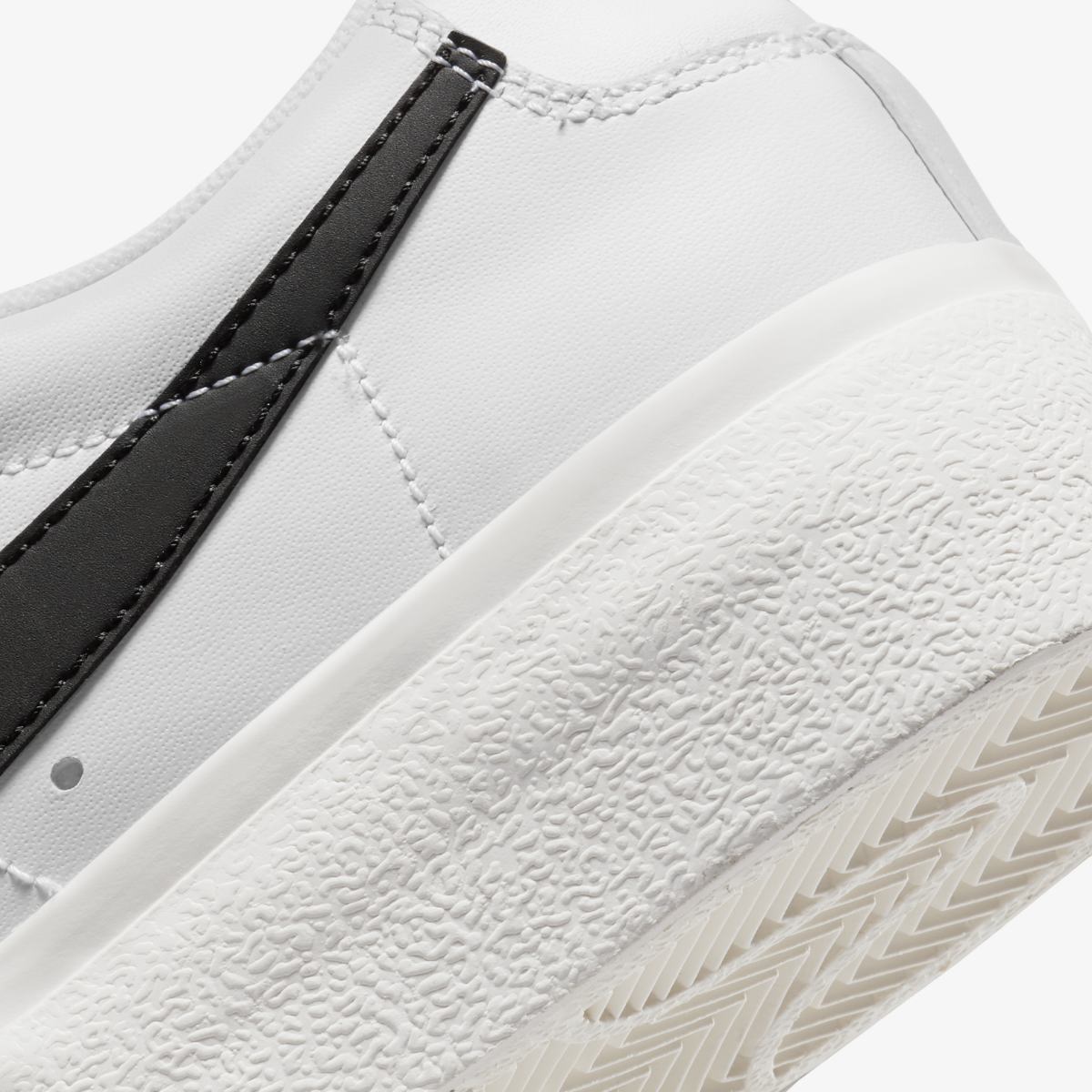 Кросівки унісекс Nike Blazer Low Platform (DJ0292-101) — фото 9