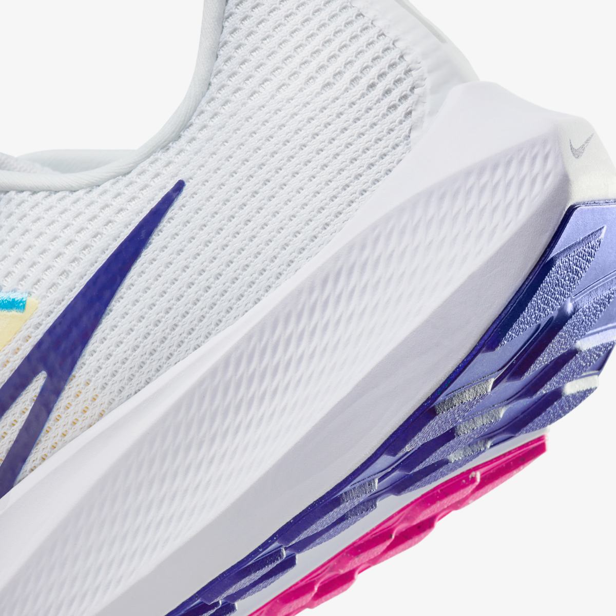 Кросівки для бігу чоловічі Nike Air Zoom Pegasus 40 (DV3853-105) — фото 9