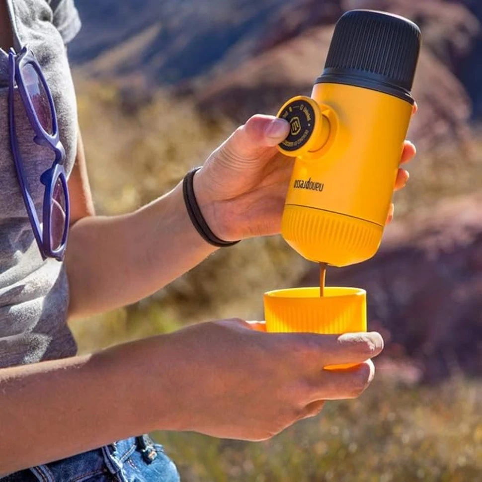 Портативна еспресо-кавоварка Wacaco Nanopresso жовта, механічна, для меленої кави — фото 7