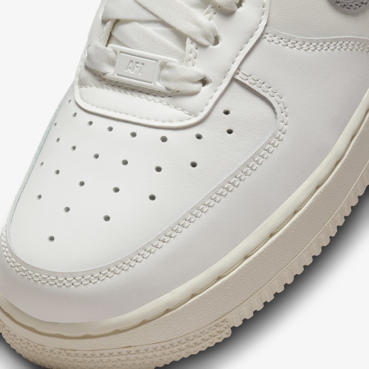 Жіночі кросівки Nike W Air Force 1 07 Ess Trnd DQ7569-100, 40 — фото 8