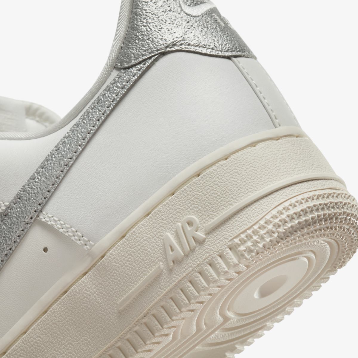 Жіночі кросівки Nike W Air Force 1 07 Ess Trnd DQ7569-100, 40 — фото 9