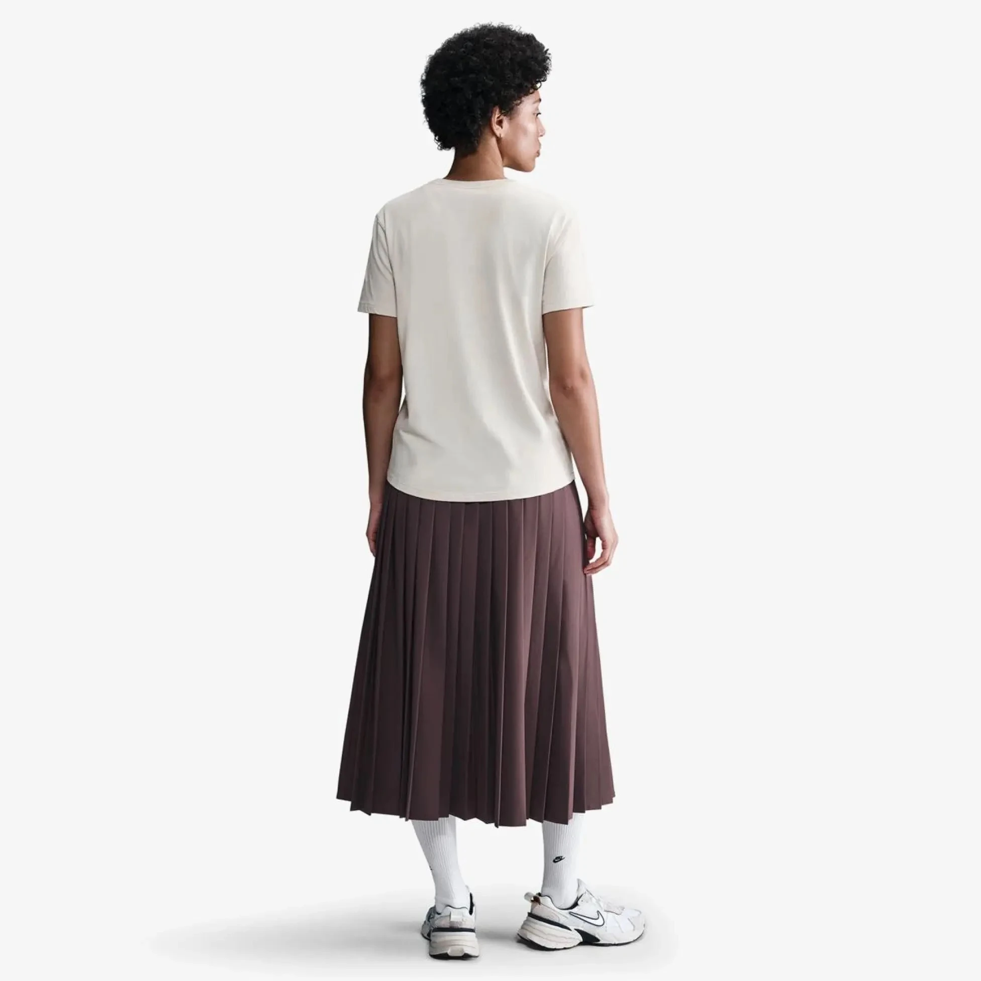Футболка жіноча Nike Sportswear Club Short-Sleeve T-Shirt (IB2447-104) — фото 8