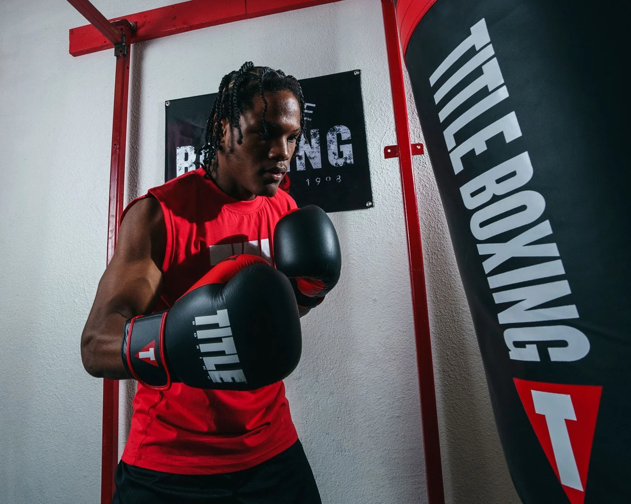 Боксерські рукавиці TITLE Boxing Dynamic Strike Black/Red 16 oz (бинти 4м. в комплекті) — фото 9