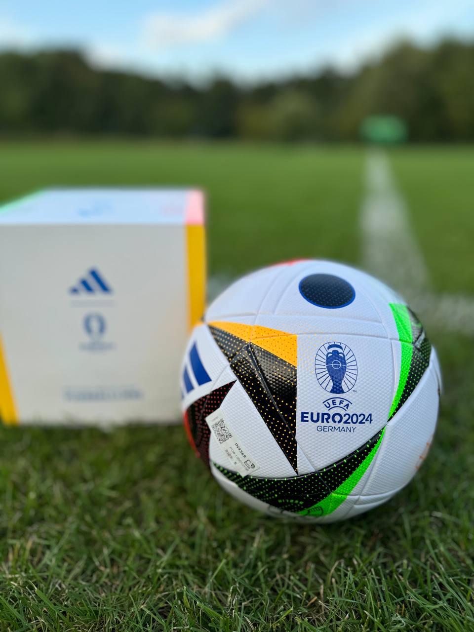 Футбольний м'яч Adidas Fussballliebe Euro 2024 League Box IN9369, розмір №5 — фото 3
