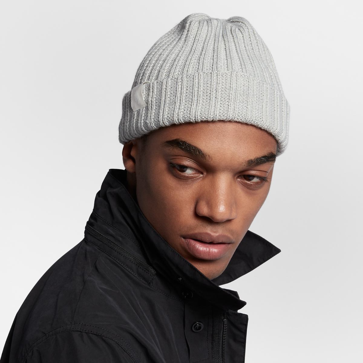 Шапка Nike Sportswear Essential Beanie 922172-050 — фото 1