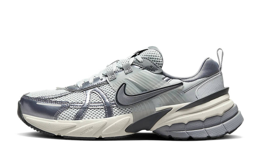 Кросівки жіночі Nike Wmns V2K Run 'Pure Platinum Wolf Grey' — фото 1