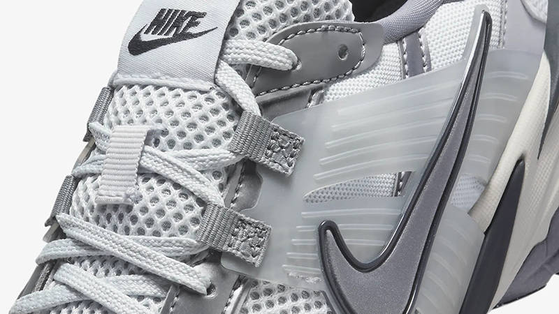 Кросівки жіночі Nike Wmns V2K Run 'Pure Platinum Wolf Grey' — фото 11
