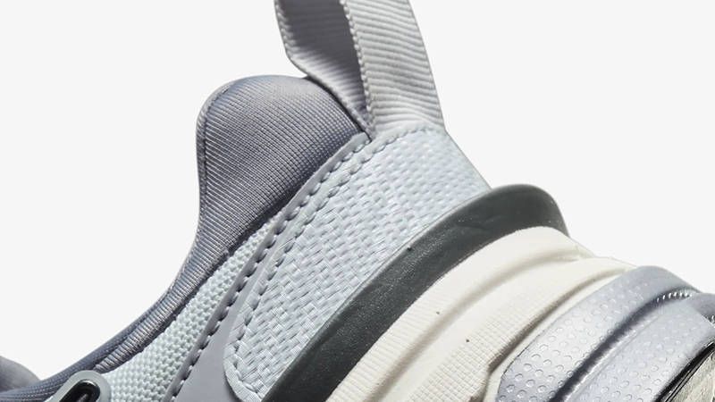 Кросівки жіночі Nike Wmns V2K Run 'Pure Platinum Wolf Grey' — фото 12