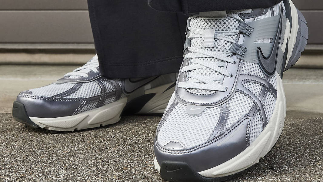Кросівки жіночі Nike Wmns V2K Run 'Pure Platinum Wolf Grey' — фото 4