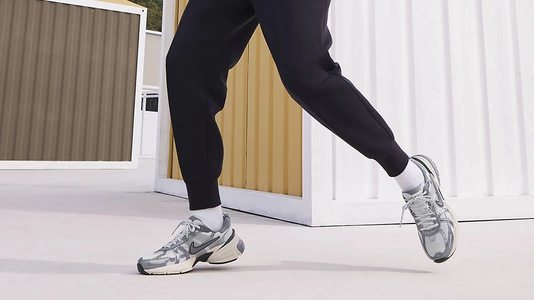Кросівки жіночі Nike Wmns V2K Run 'Pure Platinum Wolf Grey' — фото 5