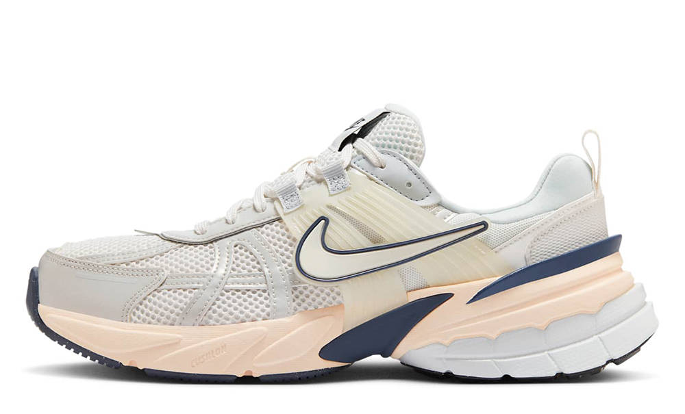 Кросівки жіночі Nike Wmns V2K Run 'Platinum Tint Guava Ice' — фото 1