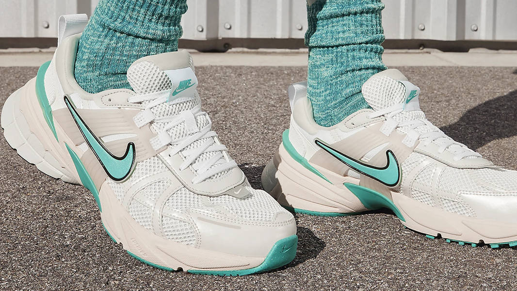 Кросівки жіночі Nike Wmns V2K Run 'White Dusty Cactus' — фото 4