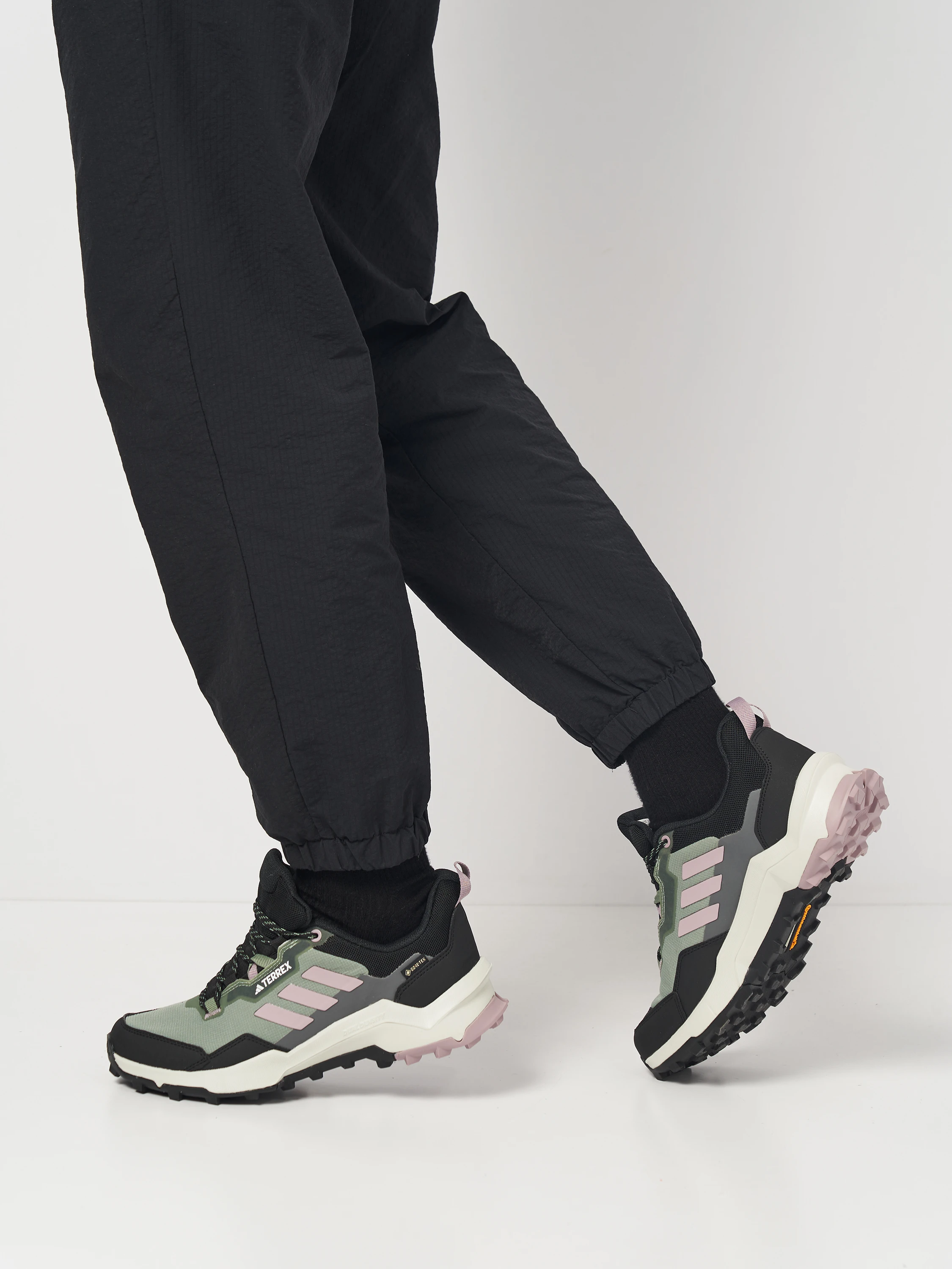 Adidas Wmns Terrex AX4 GORE-TEX 'Silver Green Fig' — фото 8